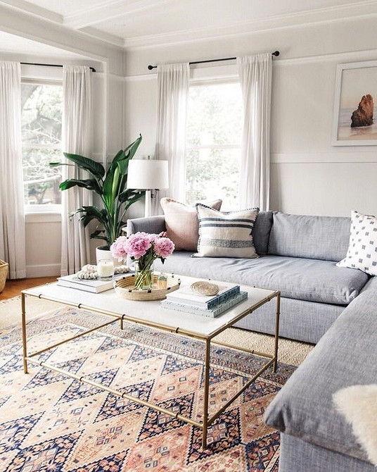 Вибір журнального столика: матеріал, розміри та дизайн для ідеальної вітальні.