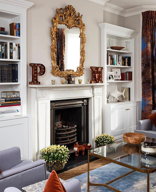 Невеликий кавовий столик біля дивану: ідеальний вибір для компактної вітальні.