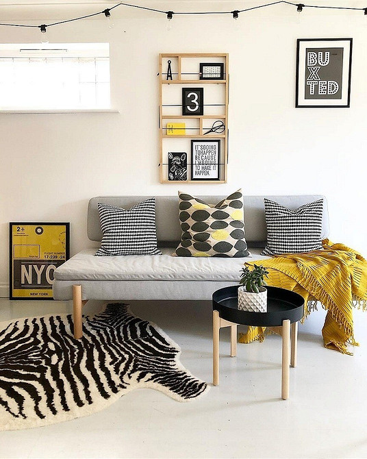 Сучасний журнальний столик з дерева та металу для затишної вітальні.