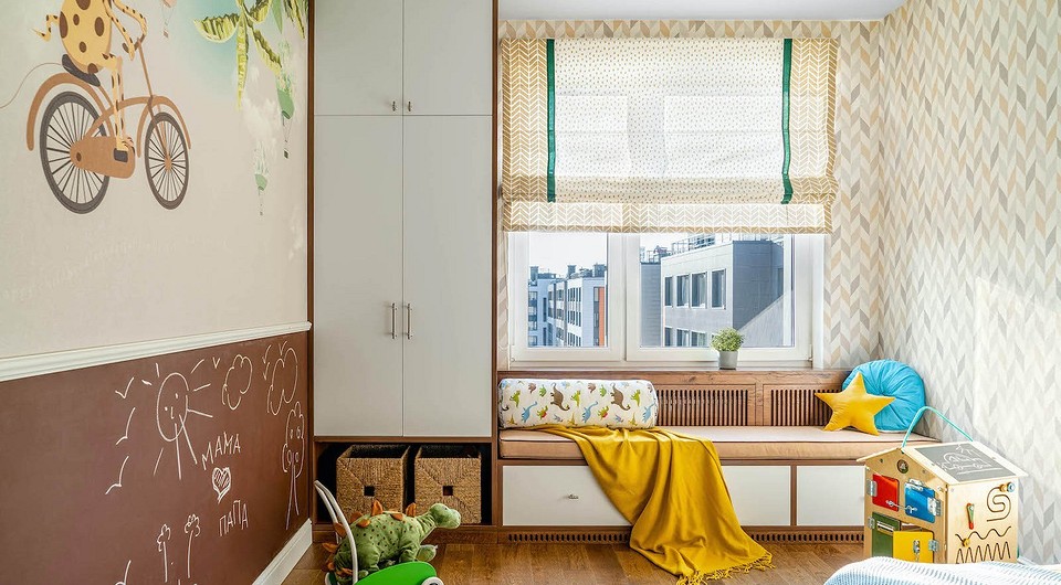 Затишний диван на підвіконні з подушками, ідеальне місце для читання біля вікна.