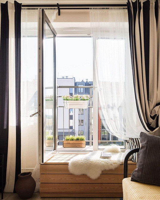 Невеликий диванчик на широкому підвіконні, оптимізований простір в маленькій кімнаті.