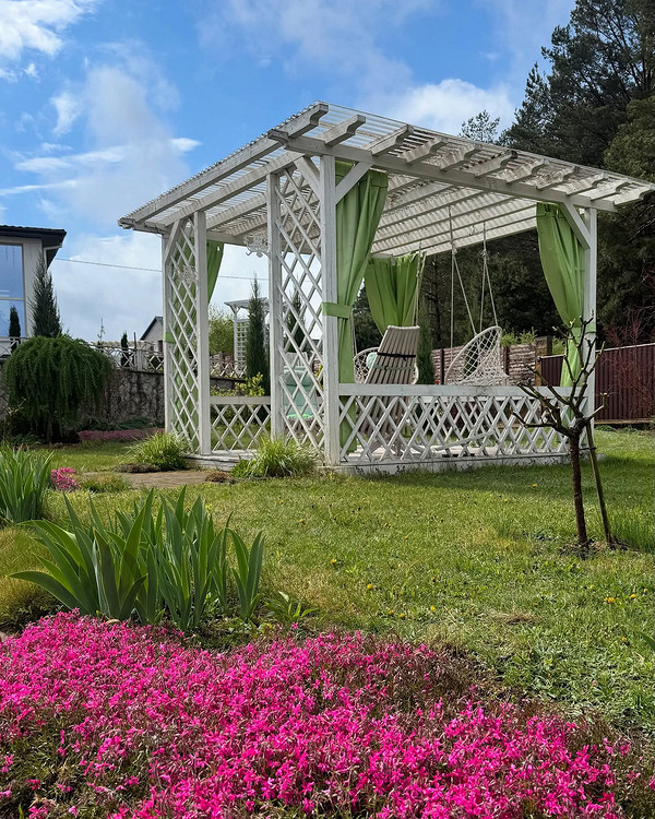 Простий садовий навіс для створення тіні, економічний варіант для дачної ділянки.