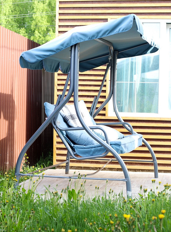 Легкий садовий навіс для захисту від сонця, ідеальне рішення для тіні на ділянці.