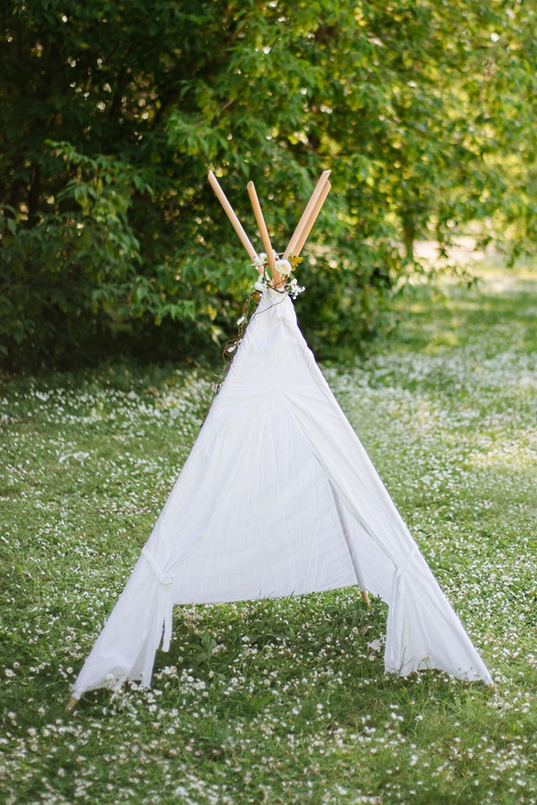 Садовий навіс з тканини, що створює тінь та додає затишку зоні відпочинку на ділянці.