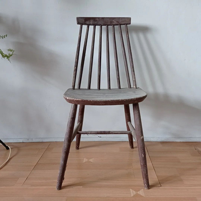 Ідея для реставрації: перефарбування старого стільця з використанням трафаретного малюнку.