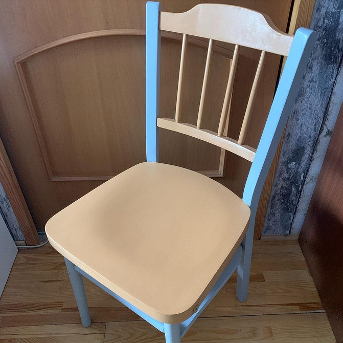 Перефарбування старого стільця в чорний колір: сучасний і стильний вигляд меблів.