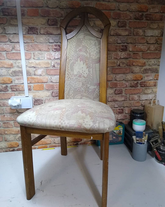 Реставрація меблів: перефарбування старого стільця в білий колір з додаванням золотих деталей.