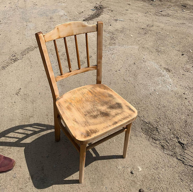 Кольори для стільця: використання градієнту для створення унікального ефекту на старому стільці.