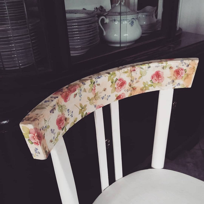 Перефарбований старий стілець у яскравий колір: ідея для реставрації меблів своїми руками.