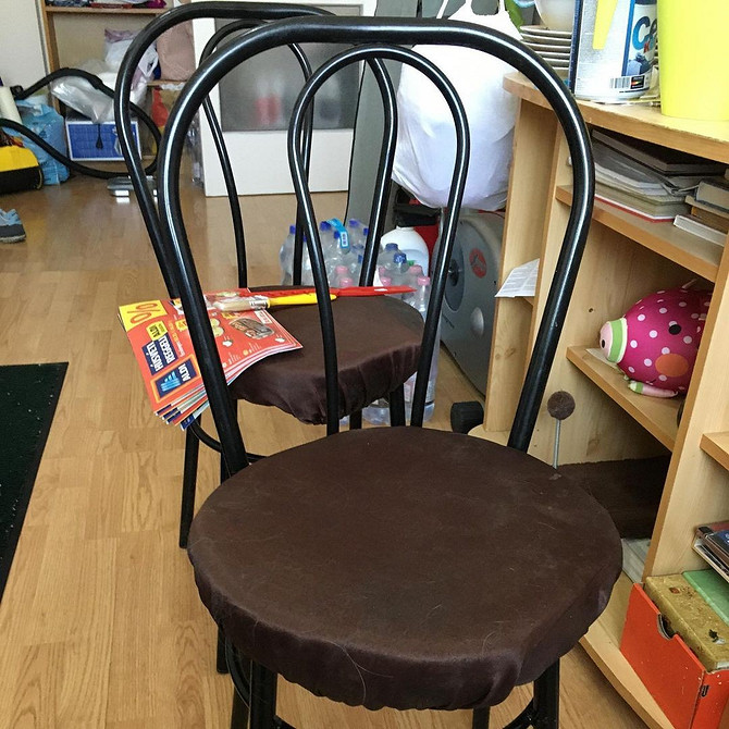 Декор стільця своїми руками: розпис на старому стільці акриловими фарбами.