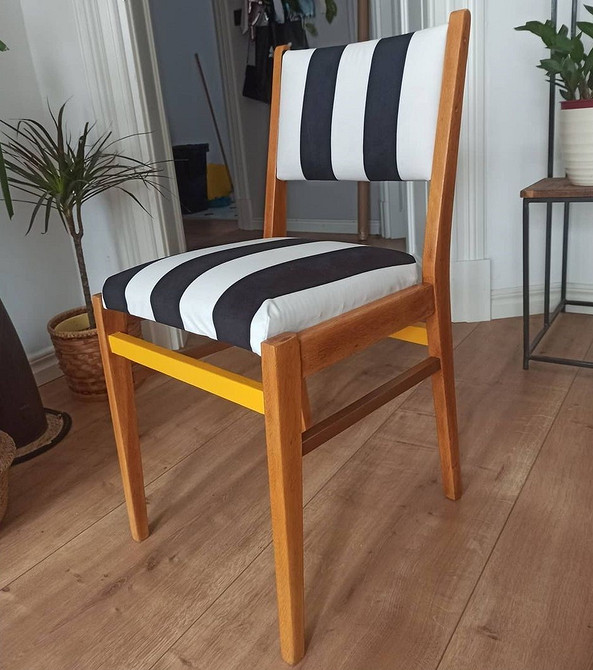 Декор стільця своїми руками: приклад оббивки старого стільця новою тканиною.