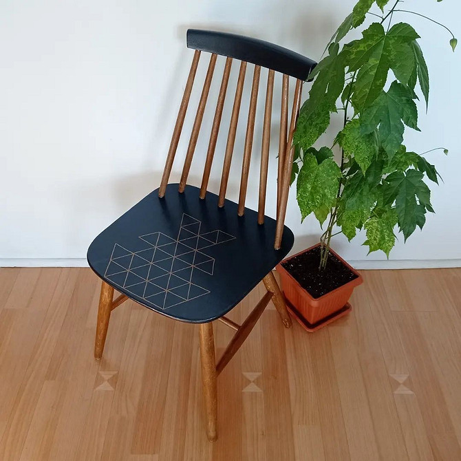 Оновлення стільця фарбою: старовинний стілець з різьбленими елементами після реставрації.