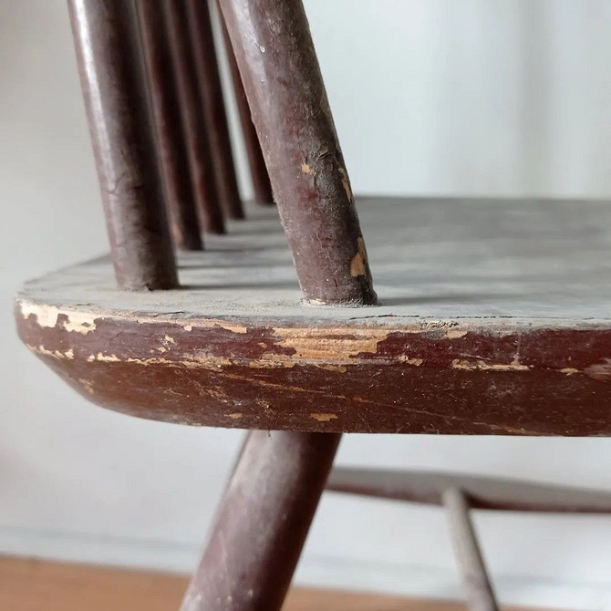 Реставрація меблів: приклад перефарбування старого стільця в техніці декупаж.