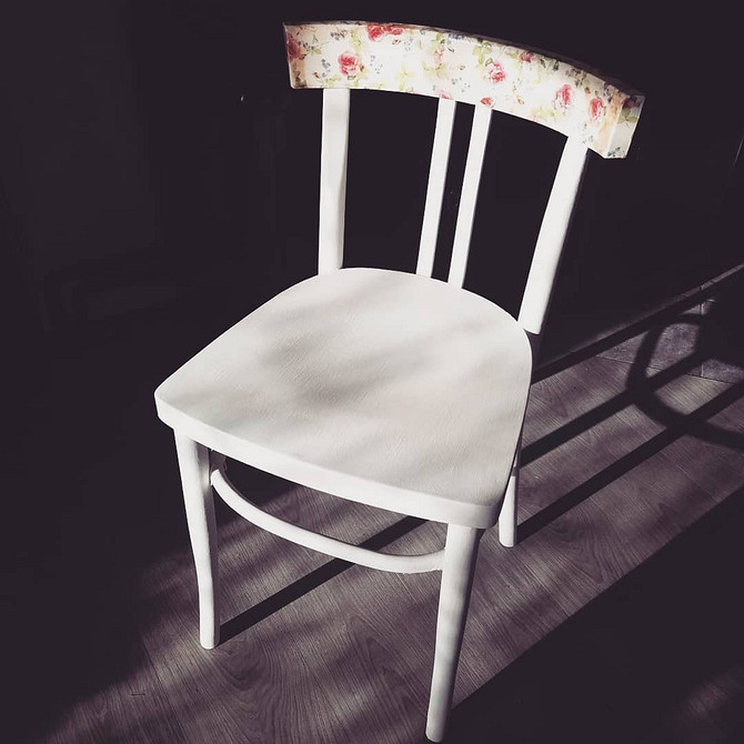 Кольори для стільця: приклад комбінованого фарбування старого стільця в декілька кольорів.