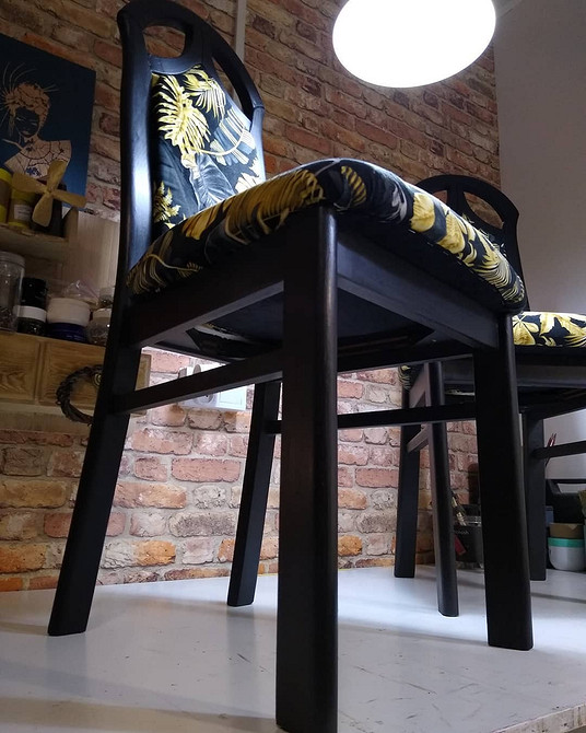 Оновлення старого стільця фарбою з ефектом потертості: вінтажний стиль в інтер'єрі.