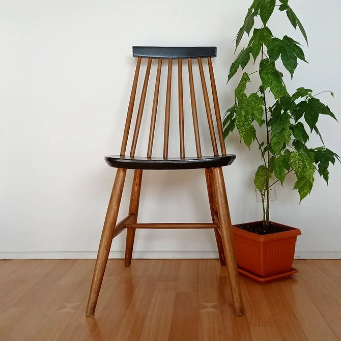 Кольори для стільця: приклад стильного перефарбування старого стільця в чорний колір.