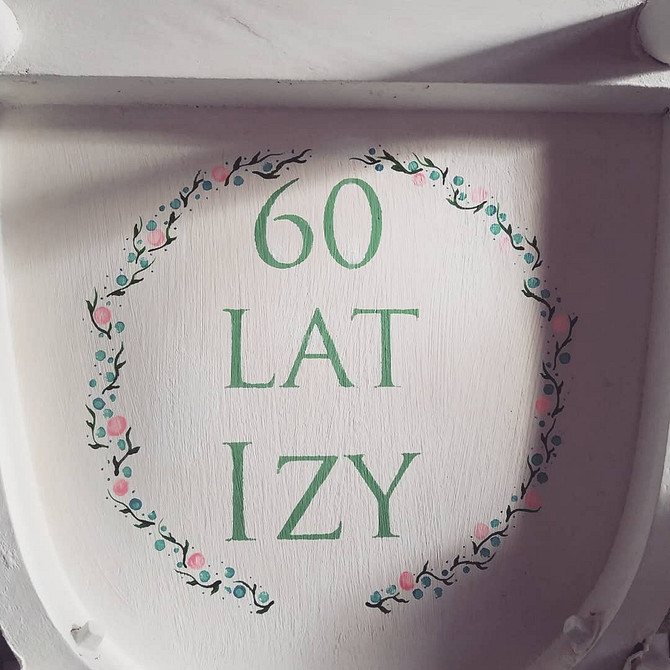 Реставрація старого стільця: використання трафаретного малюнка для створення унікального дизайну меблів.