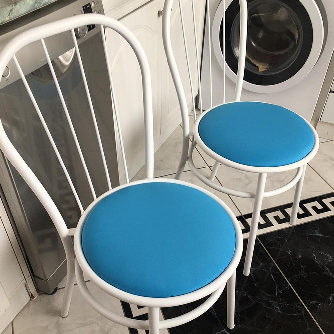 Реставрація меблів: приклад перефарбованого старого стільця в ніжний пастельний колір.