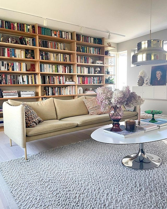 Диван для вітальні: поради щодо вибору матеріалу та наповнювача