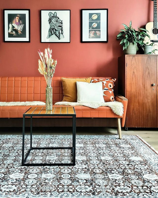 Інтер'єр вітальні з диваном: поради щодо вибору форми та матеріалів дивана