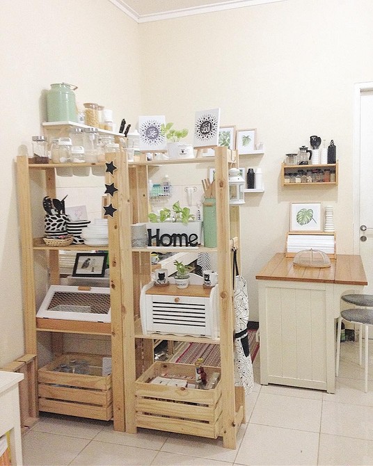 Креативне застосування стелажу Альберт IKEA: перегородка для зонування кімнати