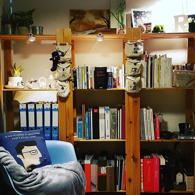 Креативне використання стелажа Альберт IKEA в передпокої для взуття