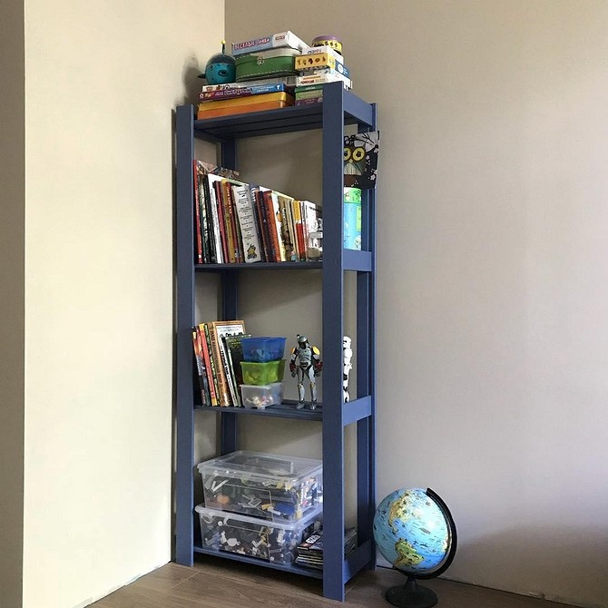 Стелаж Альберт IKEA, пофарбований в яскравий колір, як акцент в інтер'єрі