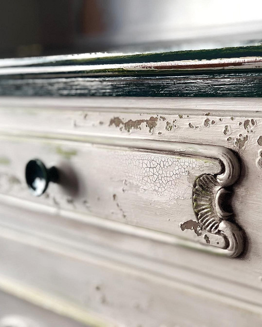 Приклад реставрації комода з використанням техніки декупаж та лакування.
