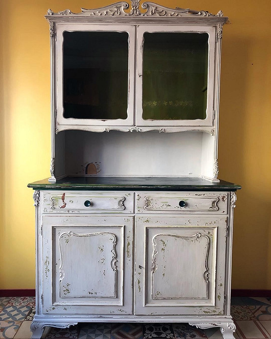 Реставрація дерев'яного ліжка з відновленням лакофарбового покриття та заміною фурнітури.