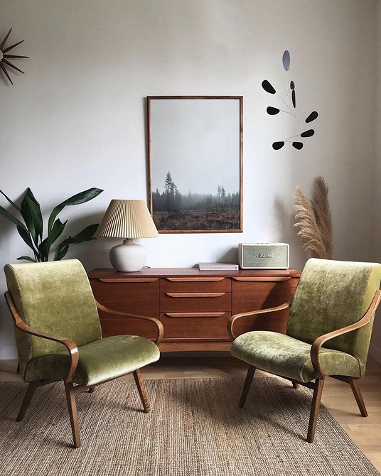 Відновлення антикварного стільця з заміною оббивки та реставрацією дерев'яних деталей.