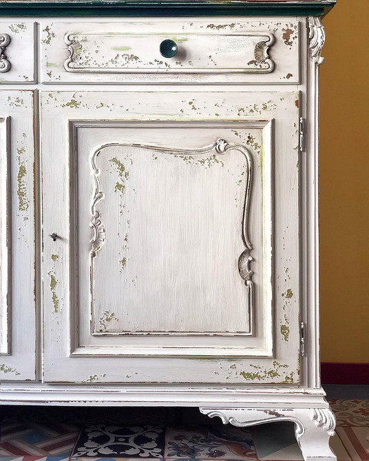 Реставрація старого крісла з заміною оббивки та відновленням дерев'яного каркасу.