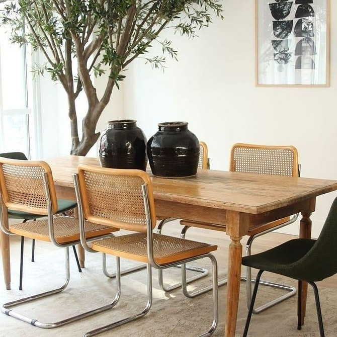 Відновлення дерев'яного столу: шліфування та лакування старої стільниці.