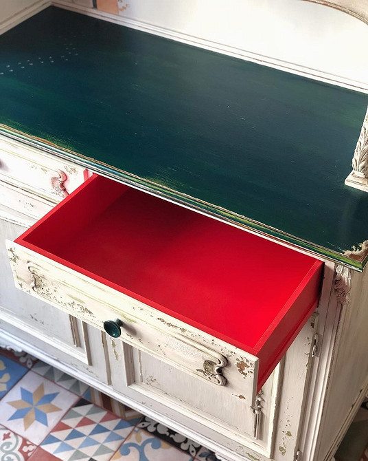 Декорування старої тумбочки за допомогою трафаретного розпису та фарбування.