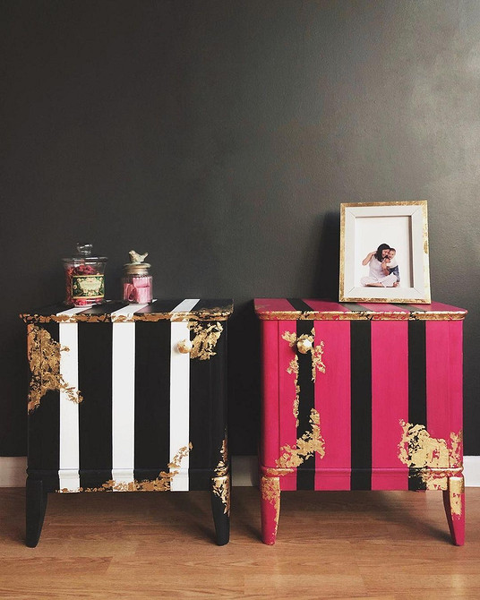 Реставрація старої шафи з використанням техніки кракелюр для створення ефекту старовини.