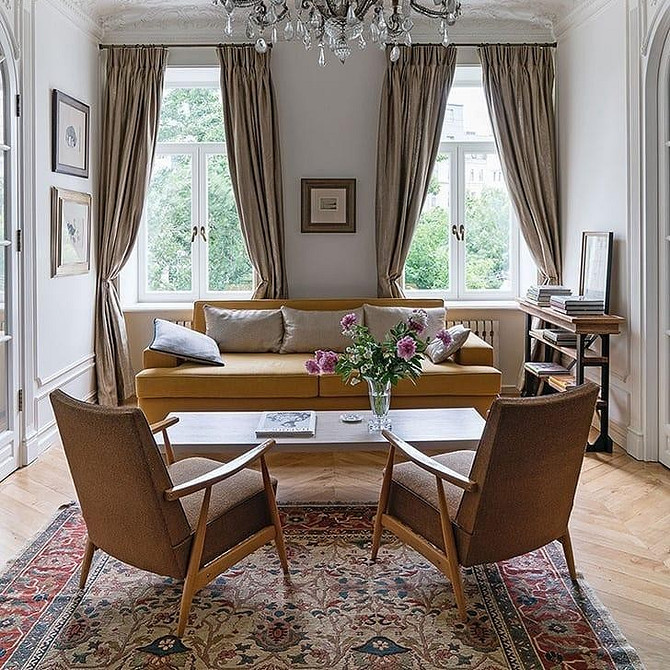 Реставрація дерев'яного ліжка: відновлення каркасу та оновлення лакофарбового покриття.