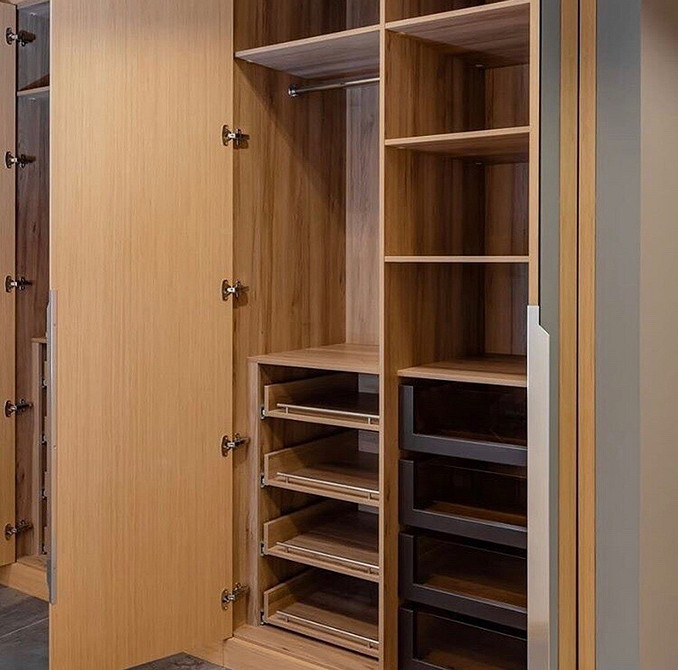 Сучасна вбудована шафа купе з розсувними дверцятами: ідеї для проектування та освітлення