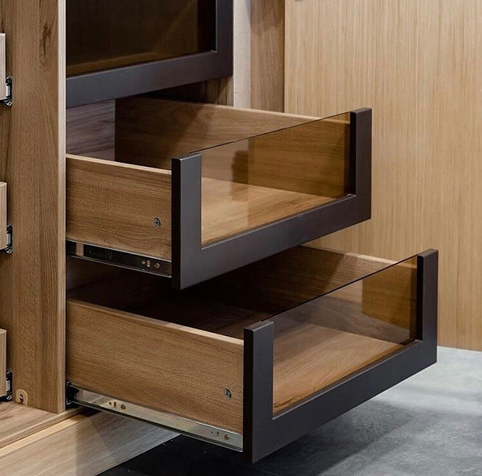 Внутрішнє наповнення вбудованої шафи купе: полиці, штанги та висувні ящики для зручності