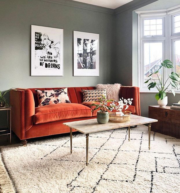 Інтер'єр вітальні з м'якими меблями: яскравий диван та кольорові подушки