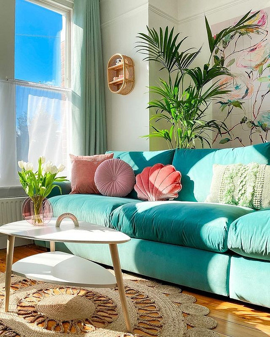 Дизайн вітальні: вибір яскравого дивана, кольорові акценти та м'які меблі для дому