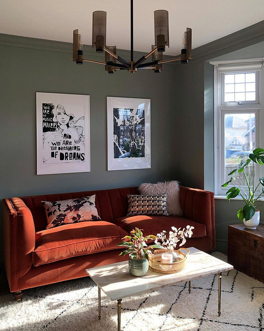 Дизайн вітальні з яскравим диваном, інтер'єрні рішення та м'які меблі в сучасному стилі