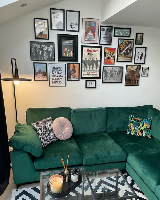 Яскравий диван в інтер'єрі: дизайн вітальні з кольоровими акцентами та м'якими меблями.