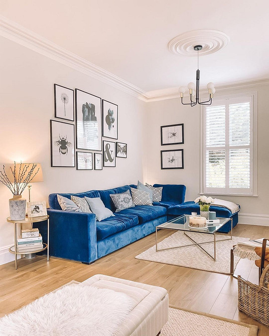 Яскравий диван в інтер'єрі вітальні, кольорові акценти в дизайні, м'які меблі