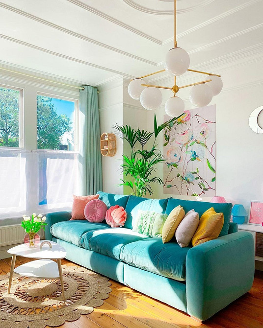 Інтер'єрні рішення з кольоровими акцентами: яскравий диван як головний елемент дизайну