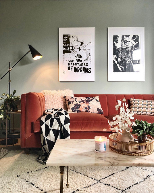 Кольорові акценти в дизайні вітальні: яскравий диван як основа інтер'єру