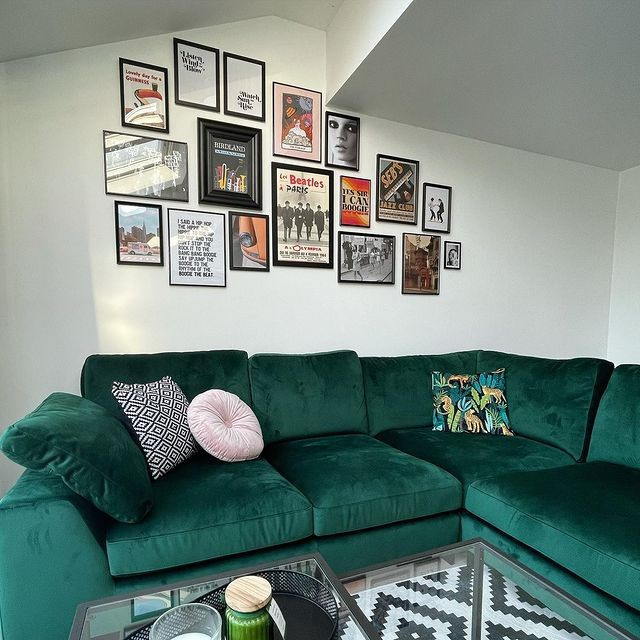 Дизайн вітальні: яскраві кольорові акценти з м'яким диваном та інтер'єрні рішення.