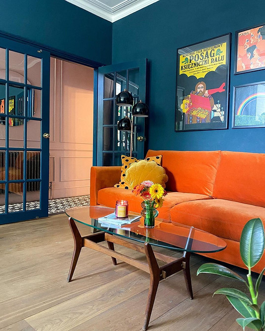 Яскравий диван як основа дизайну: кольорові акценти та м'які меблі у вітальні.