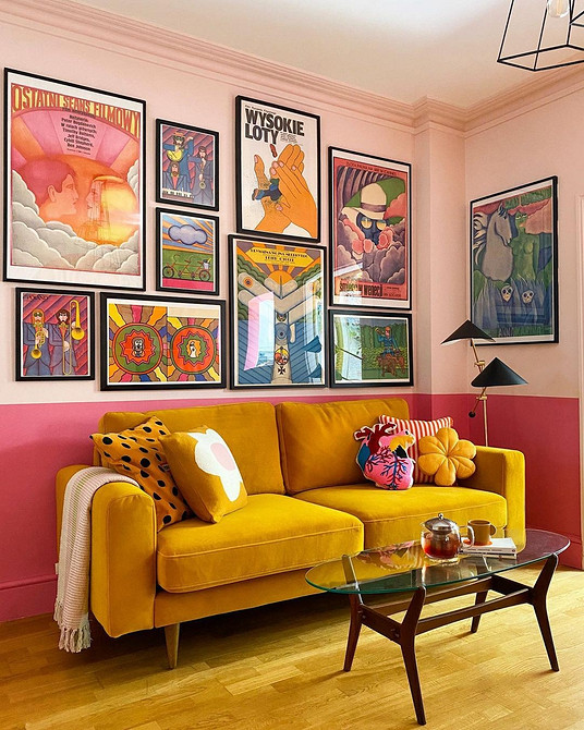 Яскравий диван в інтер'єрі: кольорові акценти в дизайні вітальні та м'які меблі