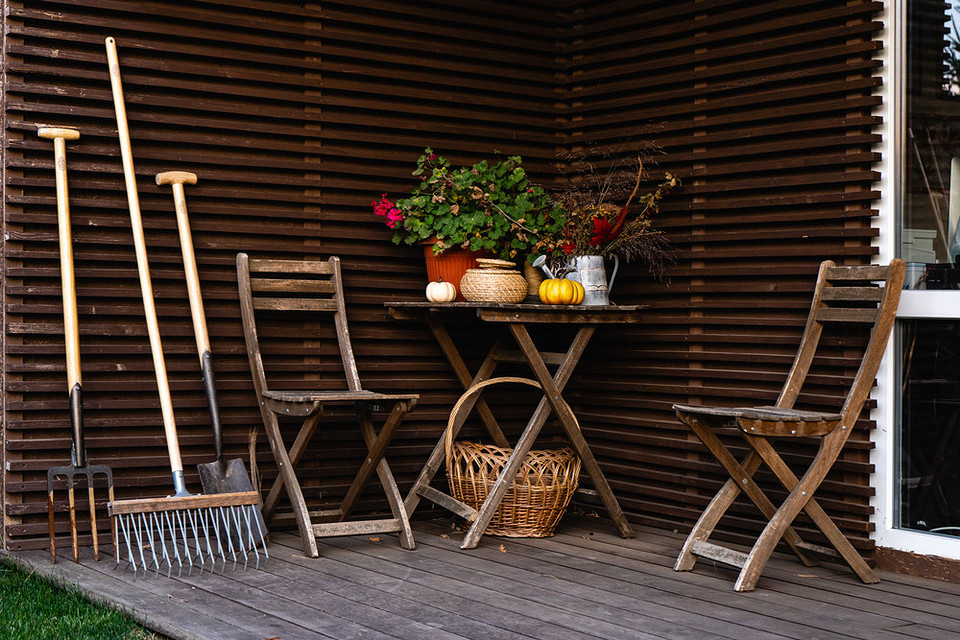 Осінні роботи на дачі: як правильно підготувати дачу до зими та уникнути проблем навесні.