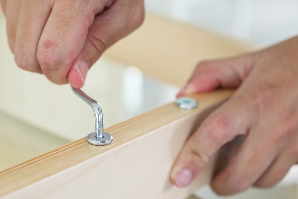 Збірка меблів своїми руками: отримайте задоволення від процесу та заощаджуйте кошти.