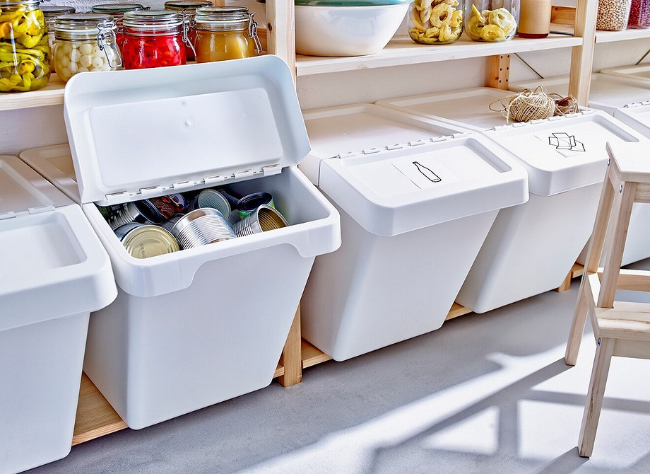 Багатофункціональні меблі IKEA: табурет зі схованим відділенням для зберігання дрібниць.